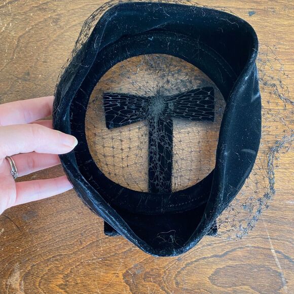 Vintage Black Velvet Hollow Pillbox Hat Bow Veil Pinup Cosplay 50s Goth Funeral - Picture 9 of 10